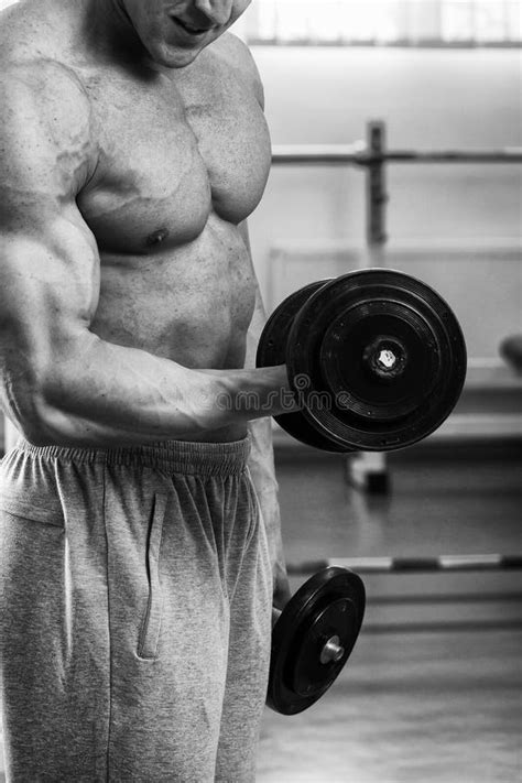 Hombre Muscular En El Gimnasio Que Realiza El Ejercicio Imagen De