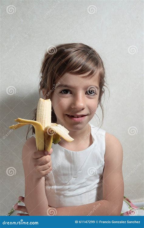 Mädchen Mit Einer Banane In Seiner Hand Stockbild Bild Von Recht