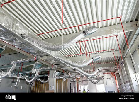 Tubos de ventilación en plata material aislante y extintores en tubo