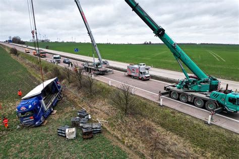 Nach Unfall Auf Der A14 Umgekippter Lastwagen Liegt Noch Auf Dem Feld