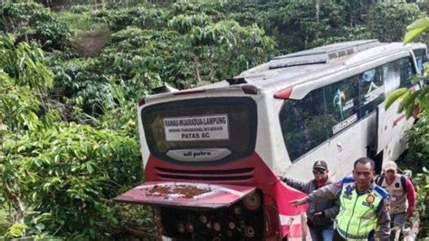 Breaking News Bus Berpenumpang 18 Orang Kecelakaan Masuk Jurang Di