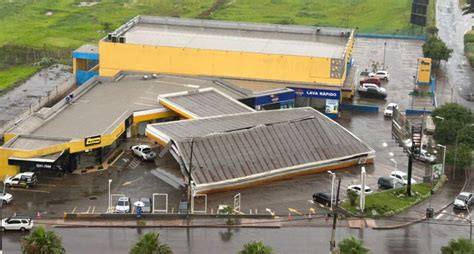 A Voz de Ibaiti e Região LONDRINA Temporal causa estragos e derruba