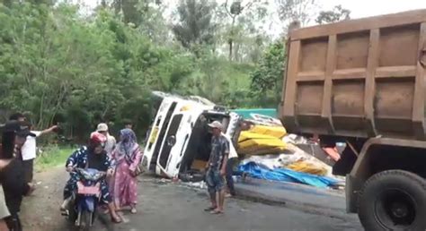 Hilang Kendali Truk Bermuatan Ton Triplek Terguling Di Jalinsum