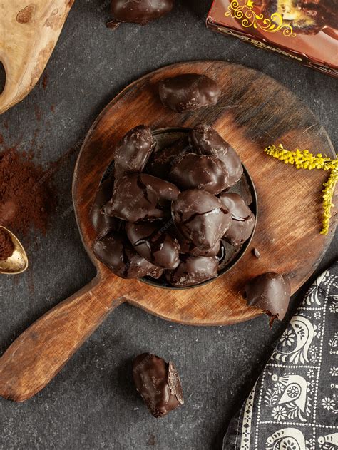 Free Photo Chocolate Persimmon On A Wooden Tray