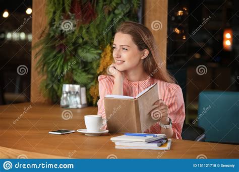 Livro De Leitura Da Jovem Mulher No Caf Foto De Stock Imagem De