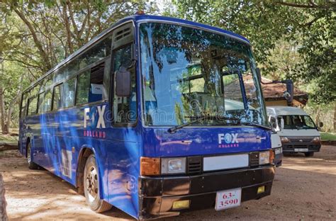 Bus En El Centro De Patrimonio Con El Entrenador Turístico Sigriya Foto