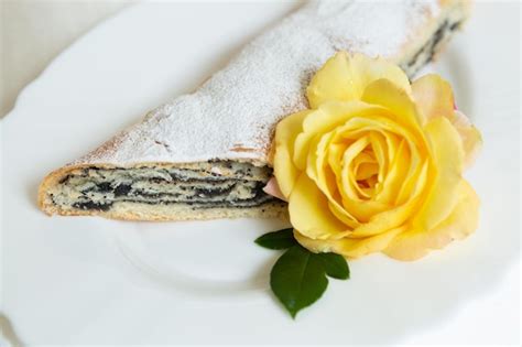 El Pastel De Semillas De Amapola Se Encuentra En Un Plato Decorado Con