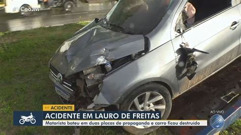 Motorista perde controle da direção e veículo bate em placa de