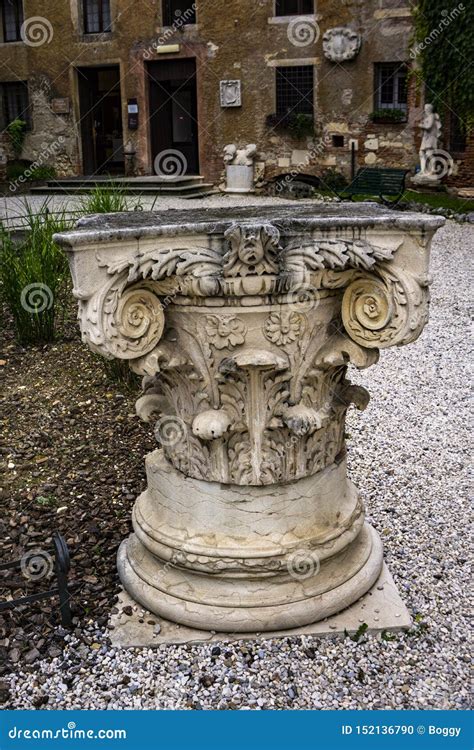 Statue Im Hof Des Teatro Olimpico In Vicenza Italien Stockfoto Bild