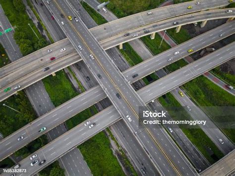 persimpangan jalan persimpangan kota  pergerakan mobil foto stok