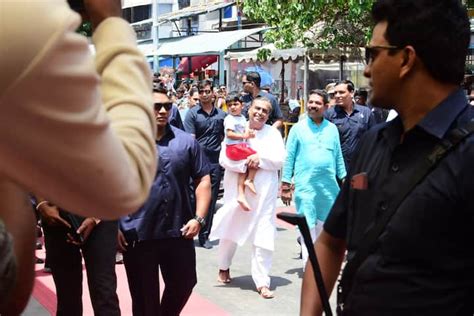 Mukesh Ambani Spo Siddhivinayak Temple With Daughter In Law And Son