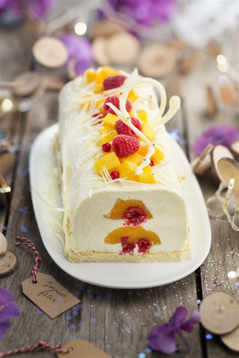 Bûche glacée au chocolat blanc et cœur de fruits mangue passion