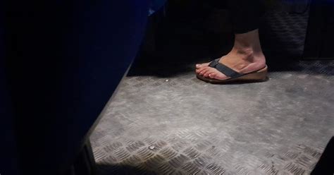 BEAUTIFUL AND CUTE FEET Milf En La Camioneta