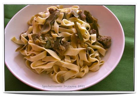 Tagliatelle Fresche Con Cuori Di Carciofo E Salsiccia Di Vitello