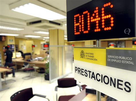 El paro baja en Andalucía y se sitúa en 744 600 desempleados