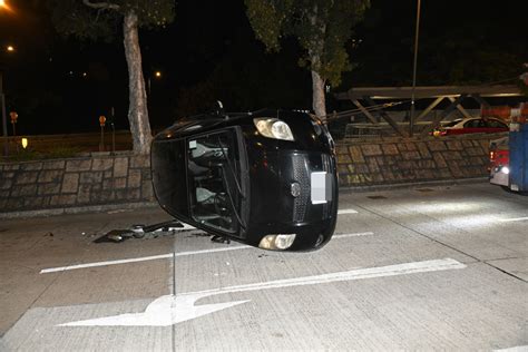 九龍塘「p牌」私家車自炒翻側 男司機爬出車脫困 星島日報