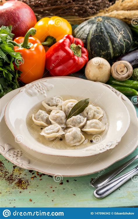 Pelmeni Ruso De Las Bolas De Masa Hervida De La Carne Con La Hoja De