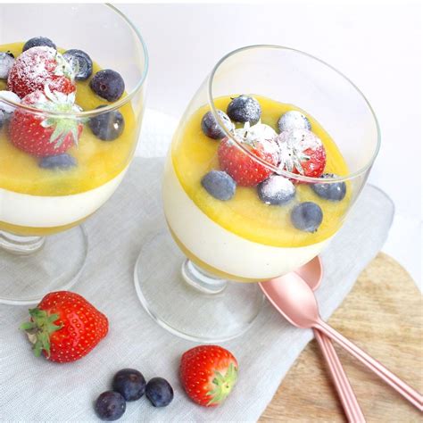 Yoghurt Panna Cotta Met Mango En Rood Fruit Panna Cotta Toetjes