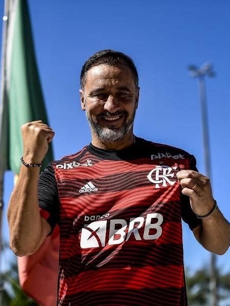 Vítor Pereira chega ao Rio e explica opção pelo Flamengo