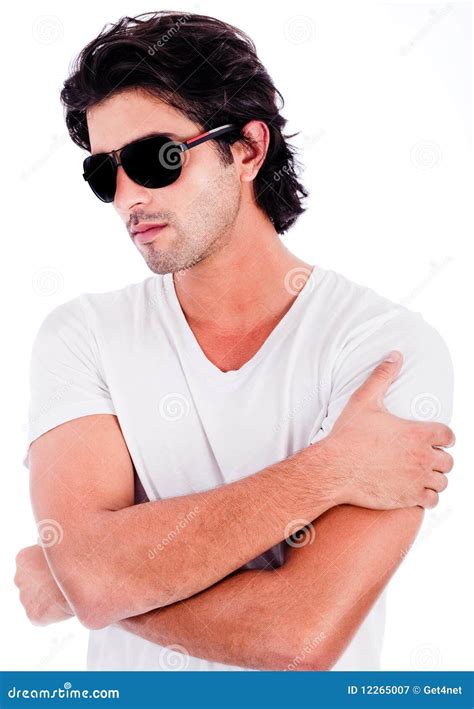 Hombre Joven Con Las Gafas De Sol Negras