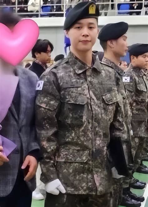 Park Jimin em sua formatura de treinamentos iniciais no exército in