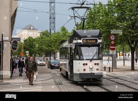 Tram De Lijn Voyages Le Long De La Route 22 à Gand Kouter Sur Le Réseau