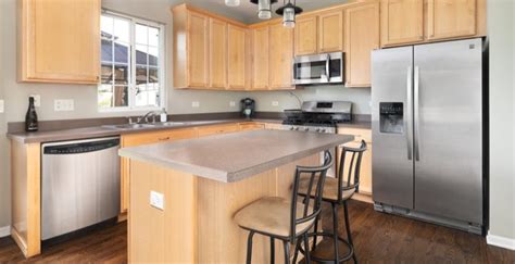 What Color Granite Goes With Honey Maple Cabinets?