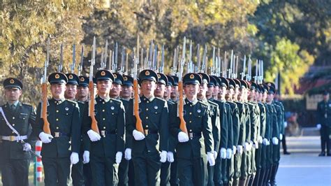 三军仪仗队日常训练地上尘土飞扬战士们英姿飒爽 新浪新闻