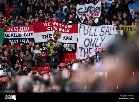 Manchester United Fans Mit Bannern Für Die Clubbesitzer Werden Vor Dem