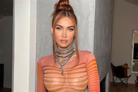 Megan Fox Luce Un Atrevido Vestido Naranja Transparente Que Incendia