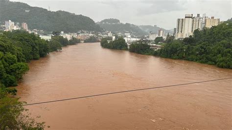 Rio do Peixe em Joaçaba se aproxima da cota de atenção para inundação