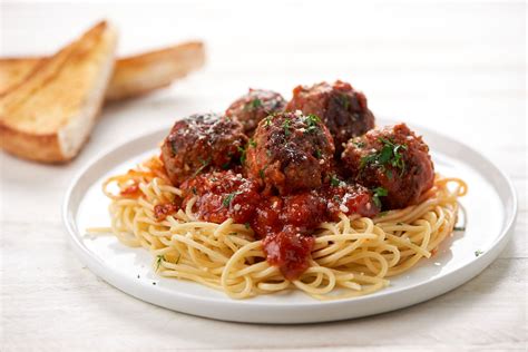 Spaghetti With Meatballs And Garlic Bread