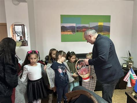 Децата от детска градина „Латинка‘’ поздравиха кмета на Община Гурково ...