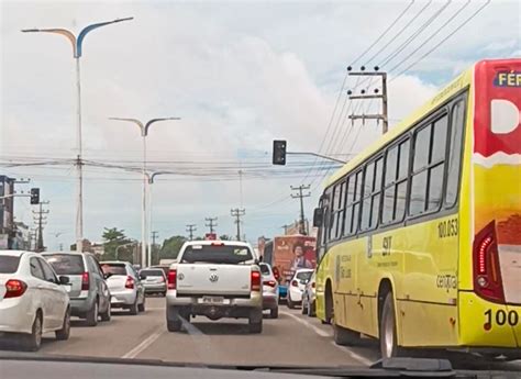 Chuva apaga semáforos e trânsito fica caótico em vários pontos de São