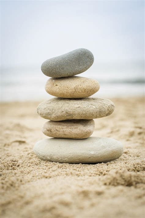 Pedras Empilhadas Acima Em Uma Praia Da Areia Imagem De Stock Imagem