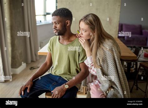 La Femme Blonde Caucasienne Consoles Et Soutient Son Ami Hippster Africain Qui A Le Regard