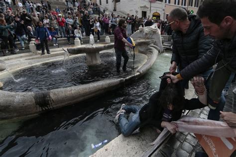 Aktivisten kippen schwarze Flüssigkeit in Fontana della Barcaccia in Rom