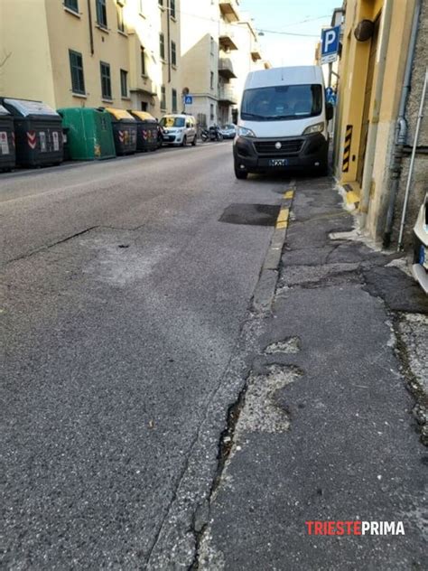 Parcheggio Selvaggio In Strada Di Fiume Rischiamo Di Venire Investiti