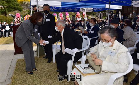 포토 우남 이승만 탄신146주년 기념식 찬송부르는 이인수 박사 내외 Save Internet 뉴데일리