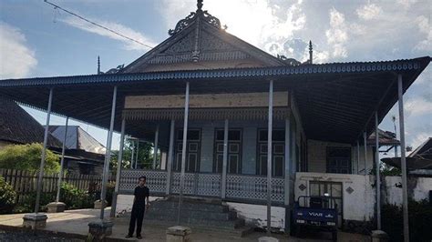 Rumah Banjar Palimbangan Berbahan Kayu Berdekatan Rumah Batu Di