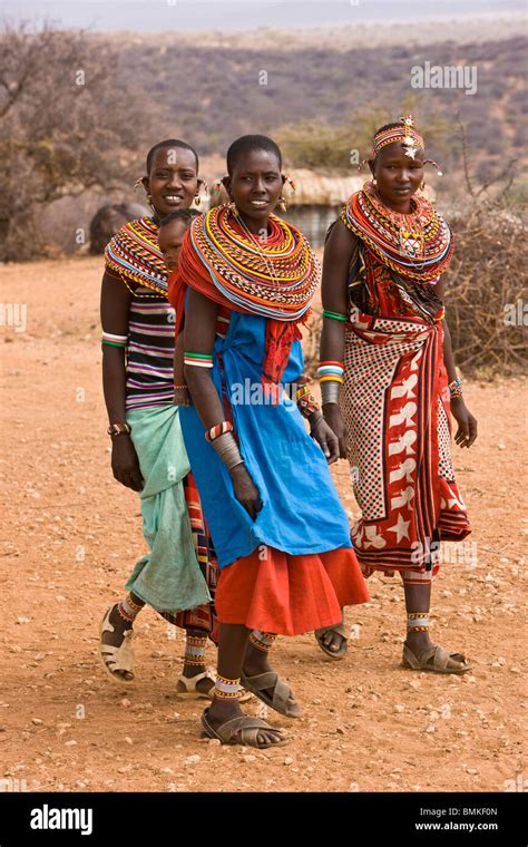 África Kenya Jóvenes Mujeres Samburu En El Colorido La Vestimenta