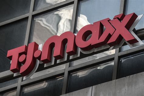 tj maxx owner tjx pares decline  rosy outlook  sales margin
