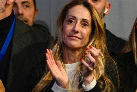 FdI Foti Indagine su Arianna Meloni Il vero obiettivo è Giorgia