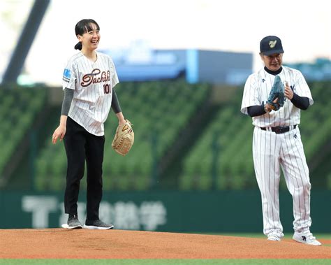 浅田真央さんが始球式、ワンバウンド投球も「楽しくプレーを」と笑顔 名球会イベント プロ野球写真ニュース 日刊スポーツ