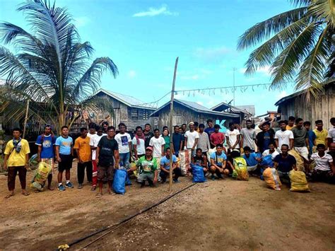 Barangay Officials At Volunteers Nagsagawa Ng Clean Up Drive Sa