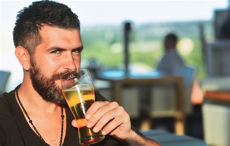 Homem Barbudo Um Copo De Cerveja Cerveja Alegre Jovem Segurando O