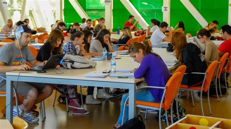 Las Salas De Estudio De La Biblioteca Central Y De La Caja Del Arte De