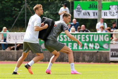 Gladbach Borussia Fans Mit Botschaft An Stefan Lainer