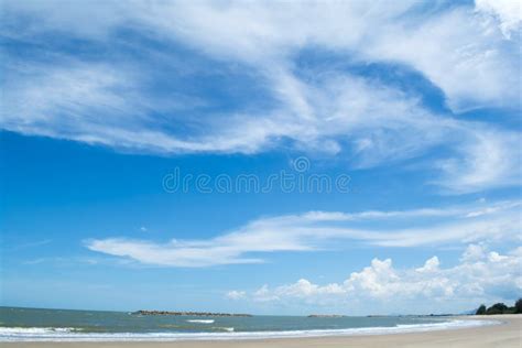 Sch Ner Himmel Und Wei E Wolken Stockfoto Bild Von Horizont Blau