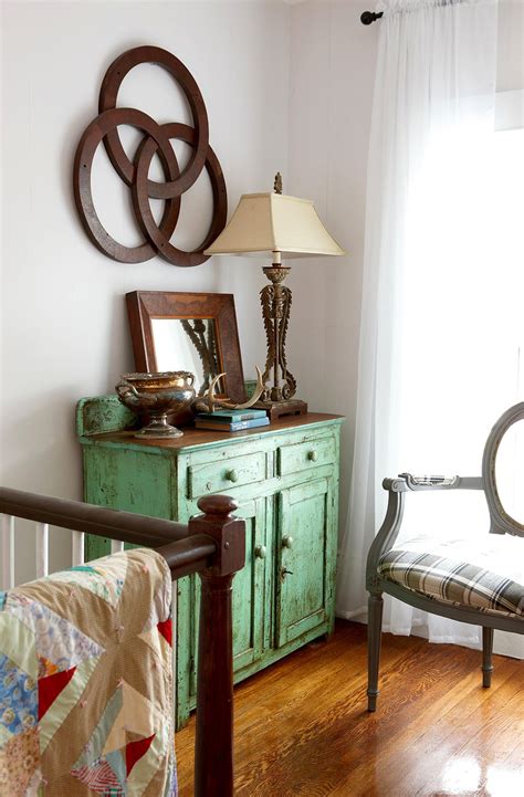 23 Ways To Create A Vintage Aesthetic With Flea Market Finds